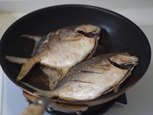 黄油干烧鲳鱼的做法 步骤8