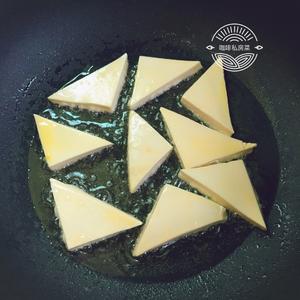 焖煎豆腐的做法 步骤7