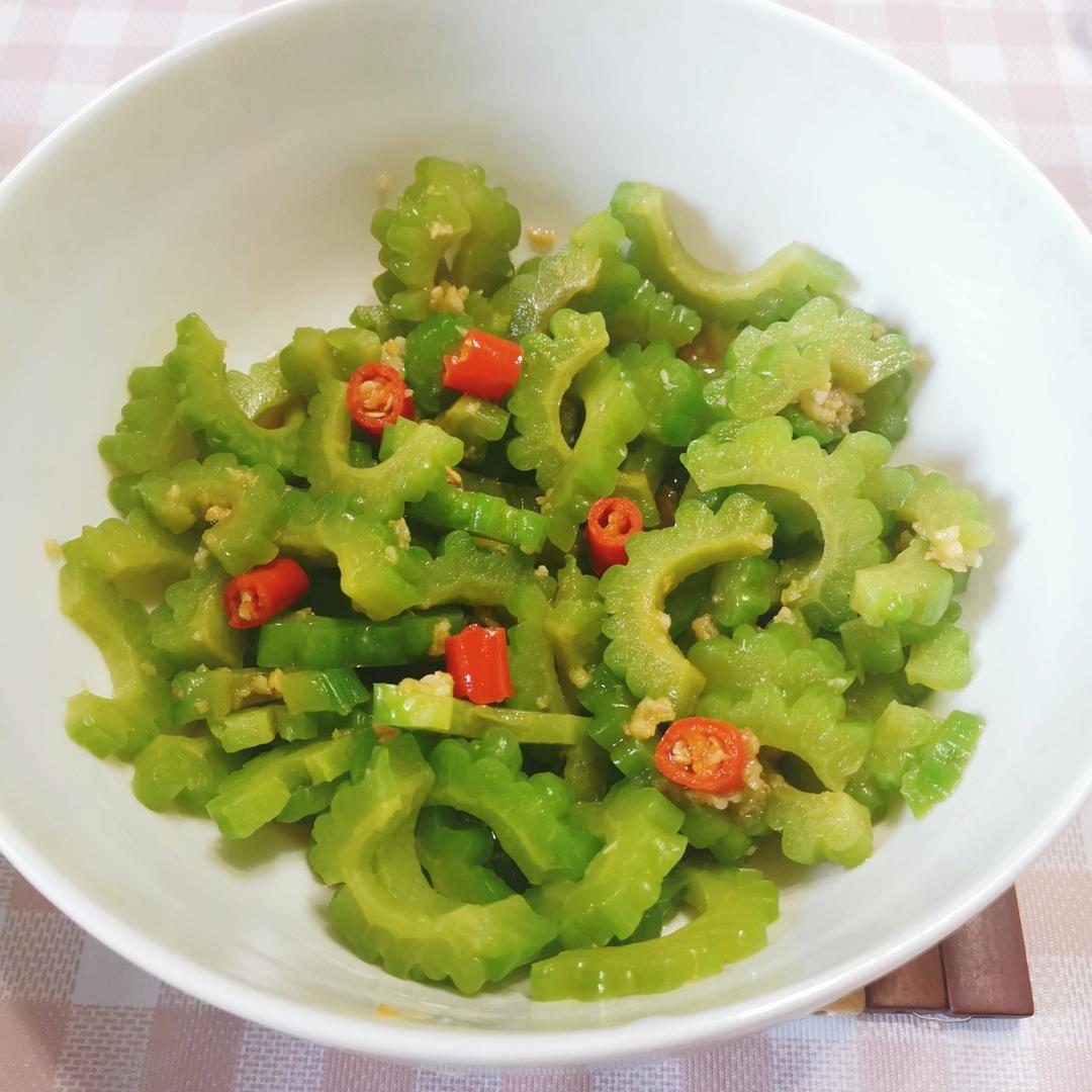 凉拌苦瓜(色碧、味脆)