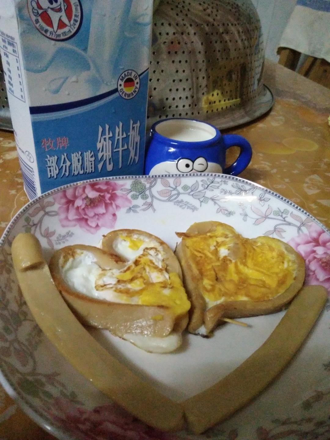 做过 爱心香肠煎蛋 emmmm第一根火腿肠被掰坏了