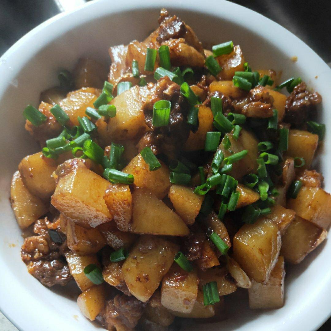 红烧牛腩炖土豆