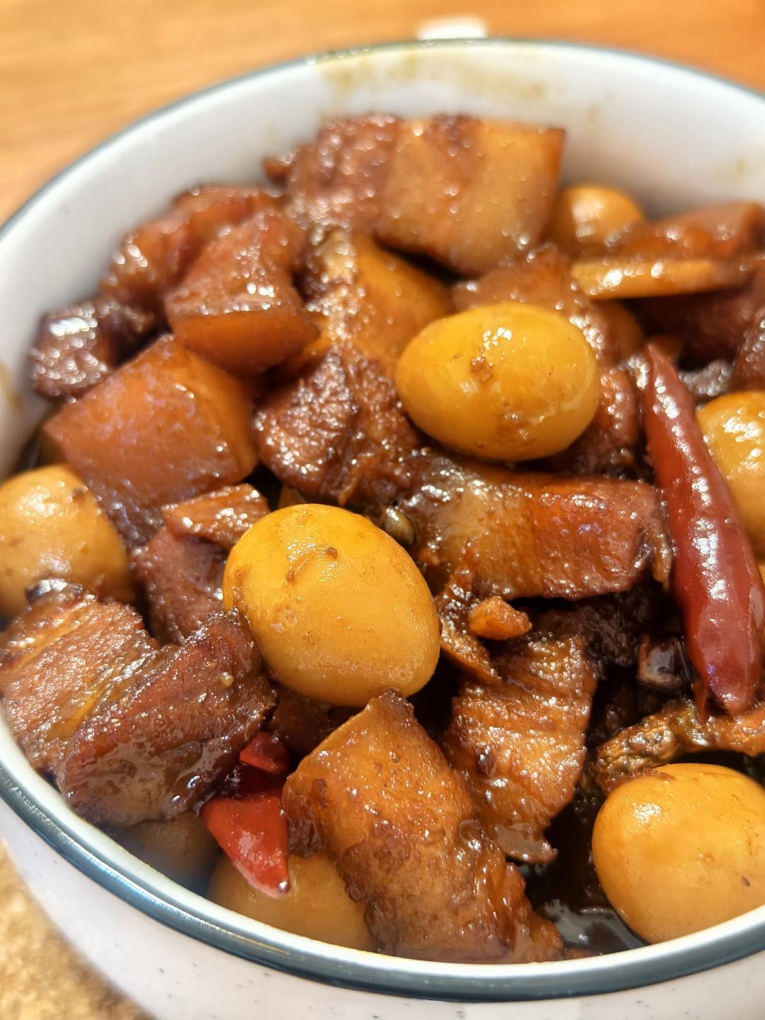 红烧肉炖鹌鹑蛋
