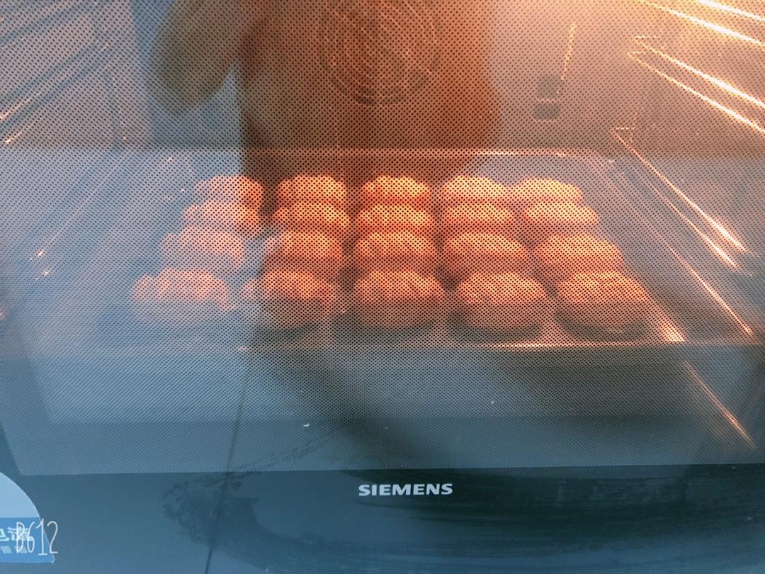 广式月饼—蛋黄芝麻月饼