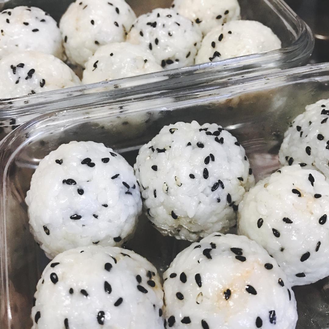 泡菜金枪鱼饭团