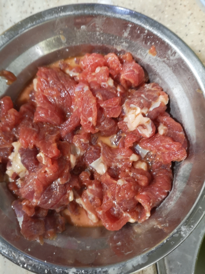 芹菜炒牛肉的做法 步骤3