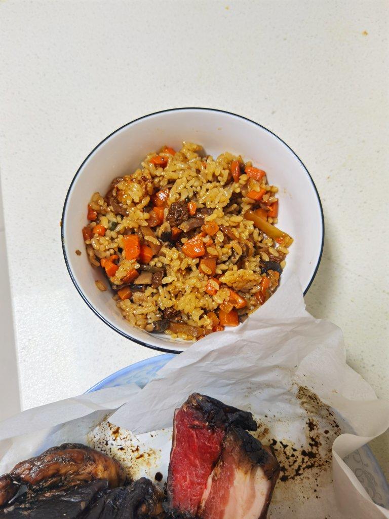 酱油肉香菇焖饭