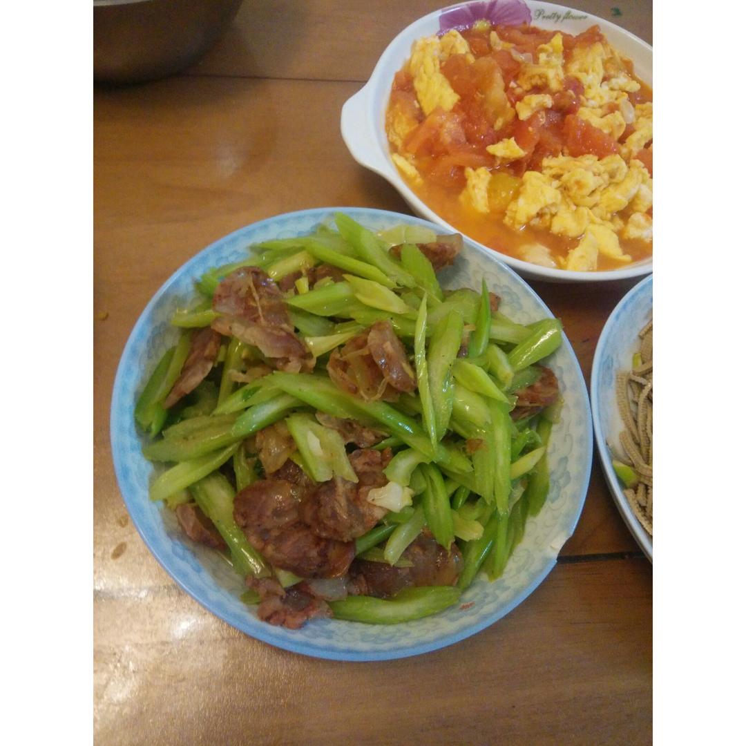 腊肠炒芹菜