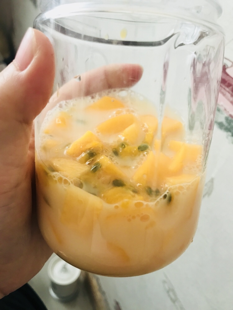 黄桃百香果养乐多果汁的做法 步骤1