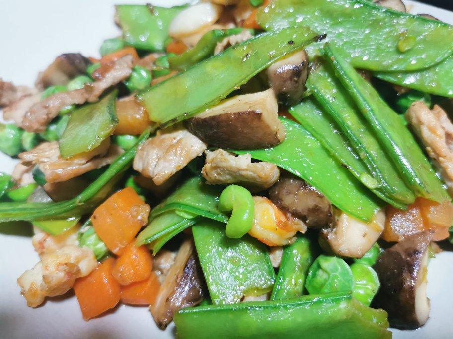 胡萝卜玉米豌豆炒虾仁