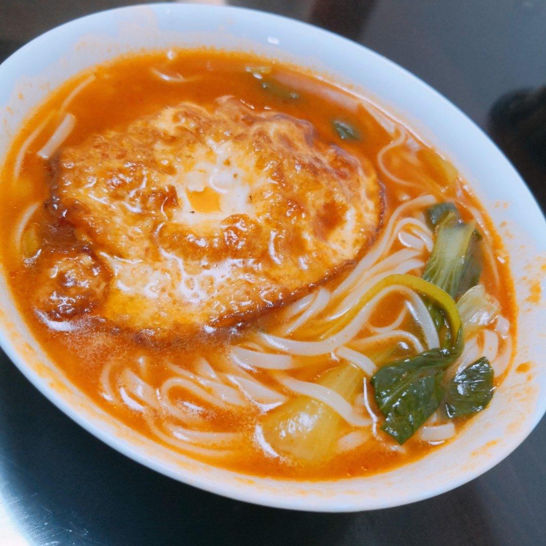 纯情小厨娘o(∩_∩)o~做的番茄鸡蛋面(煎蛋茄汁版)