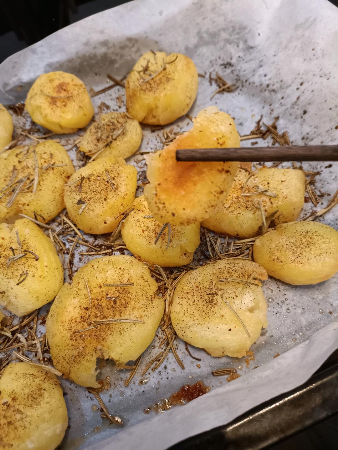 迷迭香椒盐烤脆皮土豆-北鼎食谱