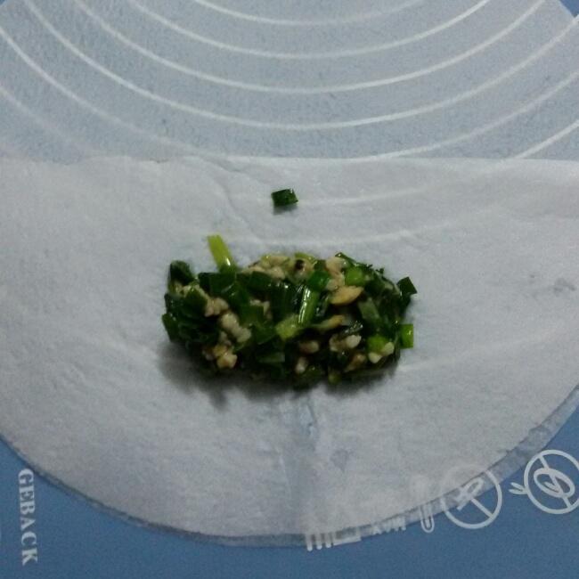 香炸韭菜卷的做法 步骤3