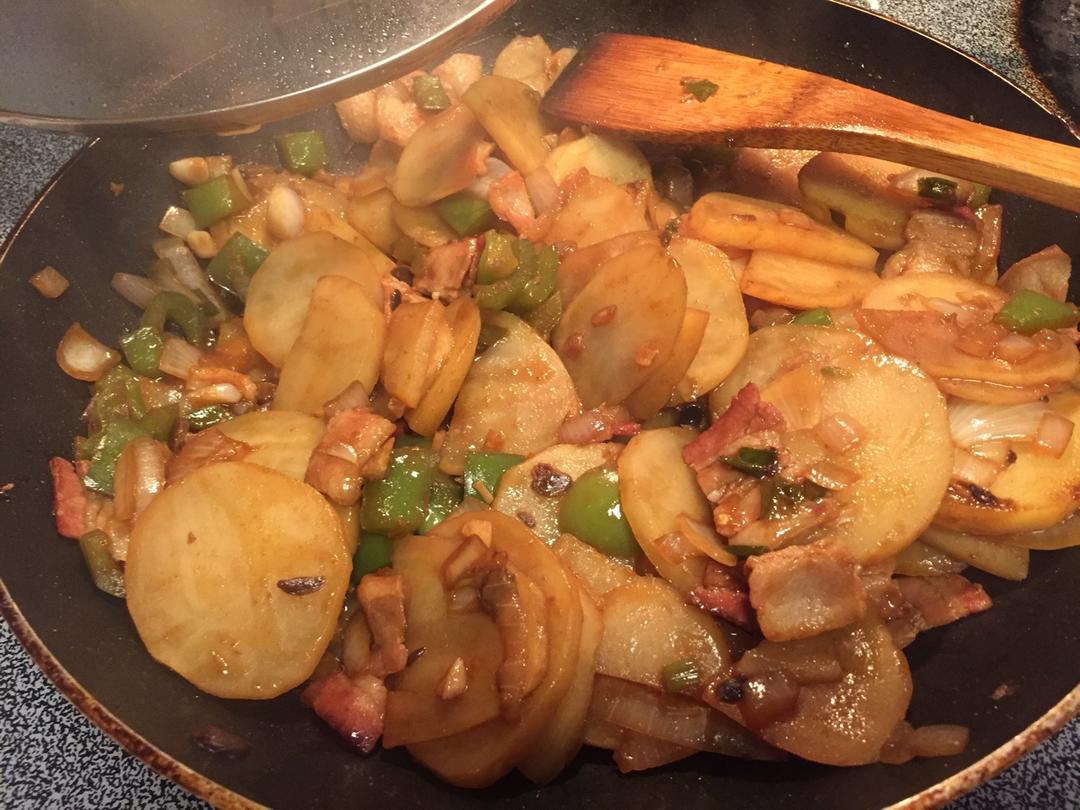 五花肉干煸土豆片