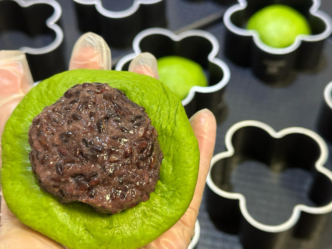 抹茶红豆花朵面包