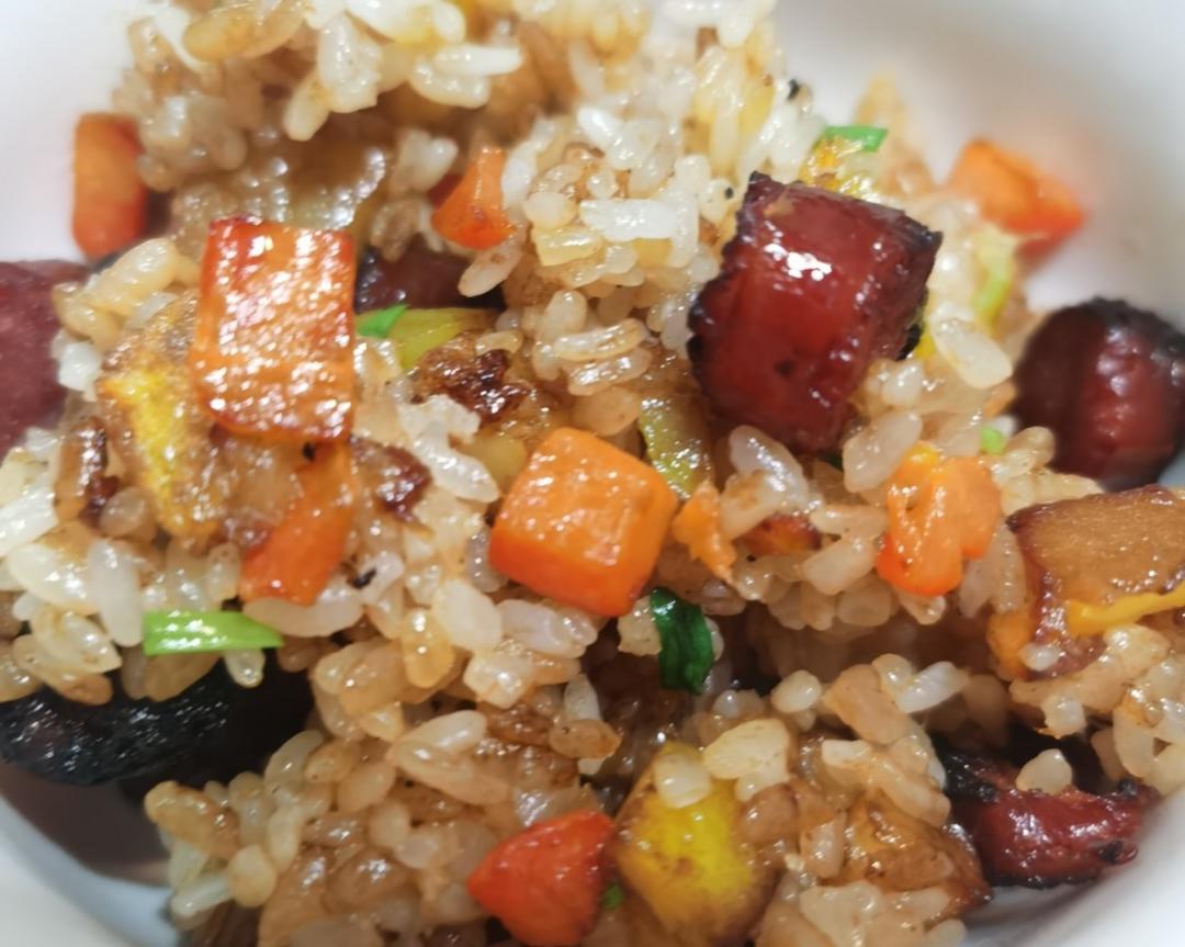 碳水达人香肠土豆酱油炒饭的做法
