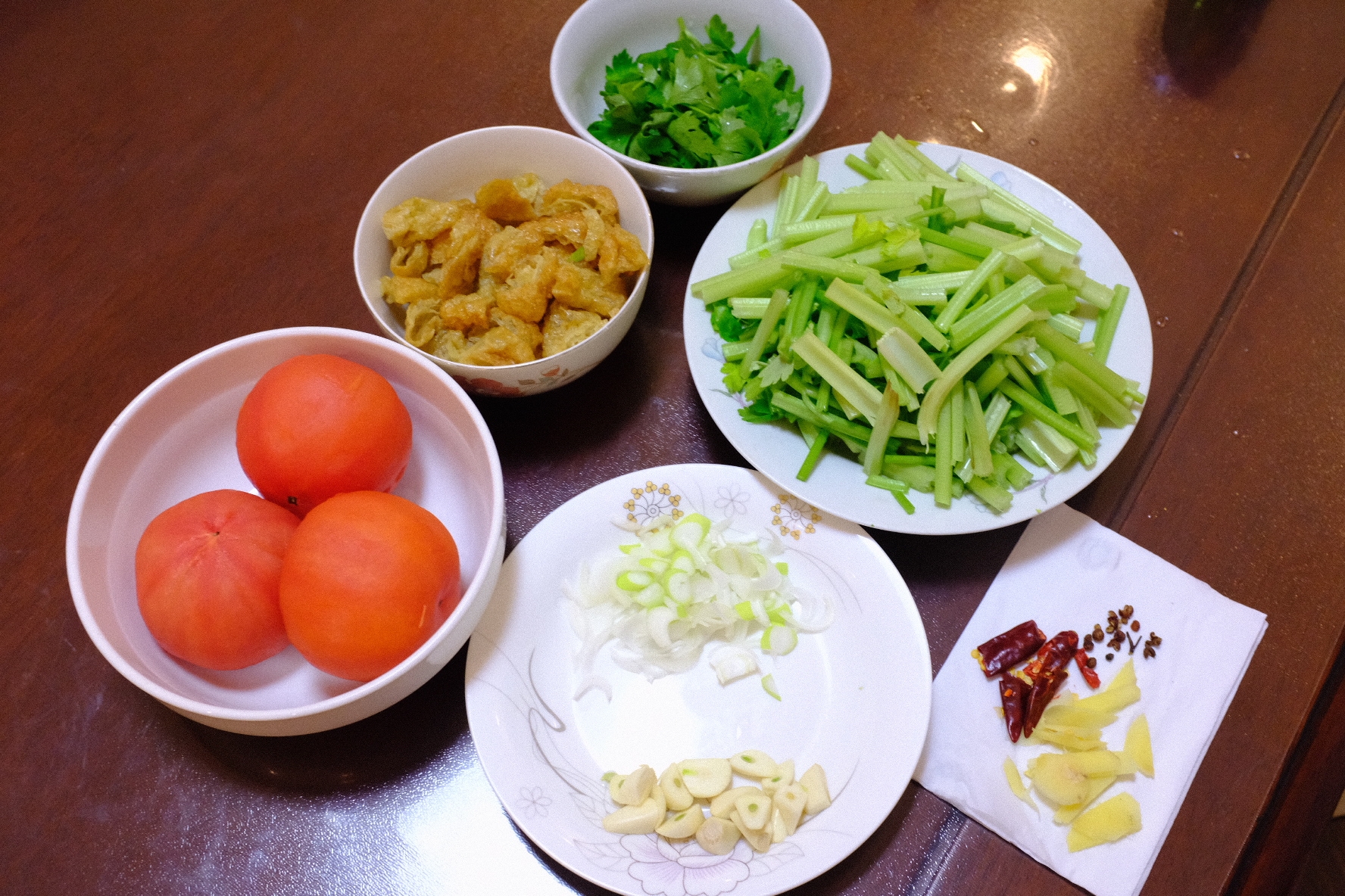 西红柿芹菜炒面筋酸甜咸香的做法 步骤1
