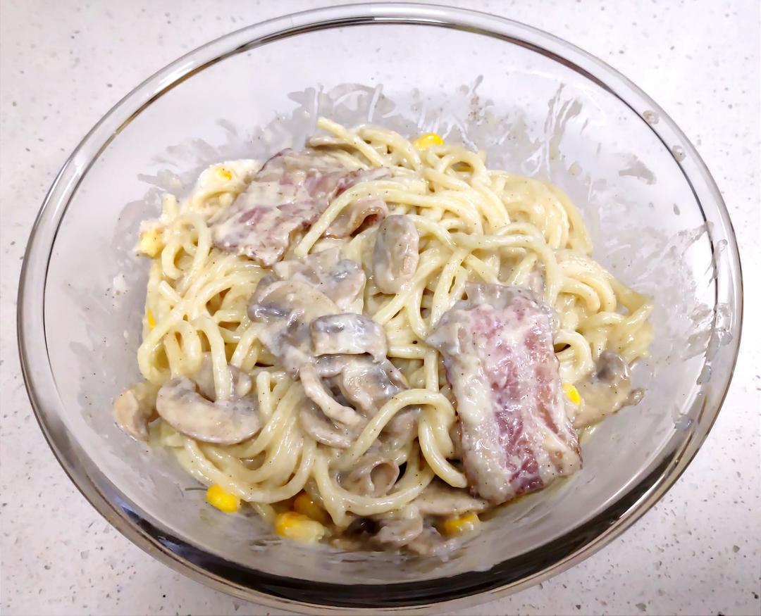 白蘑菇奶油培根意面