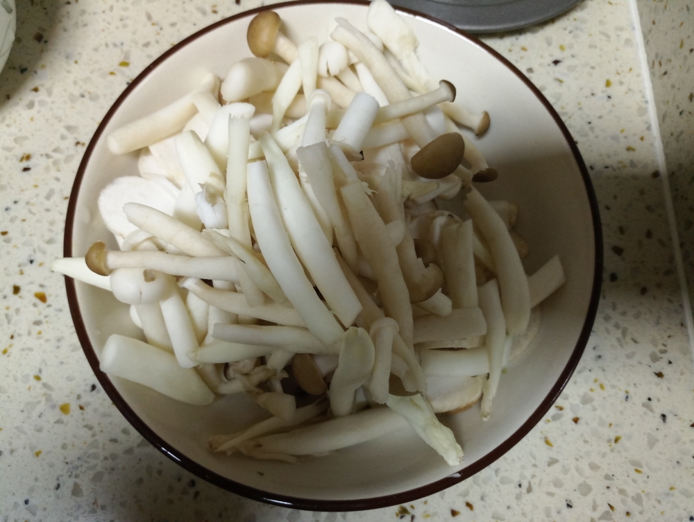 蒜香菌菇的做法 步骤2