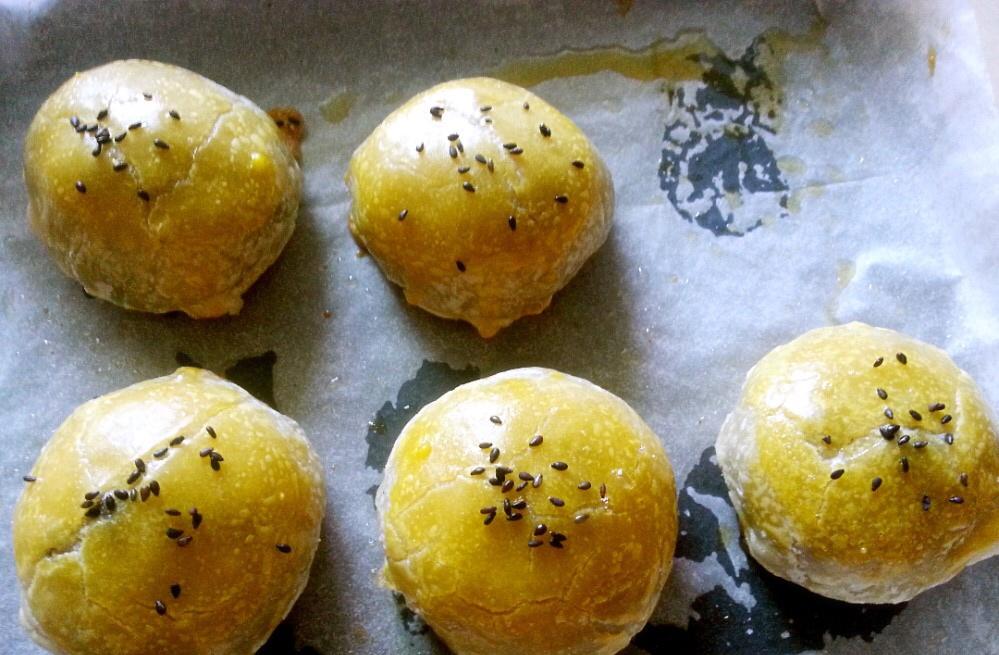 如何在家自制美味的蛋黄酥