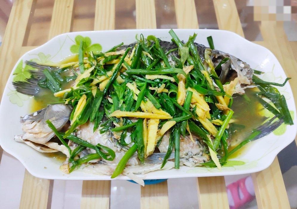 厨师长教你：“清蒸鲫鱼”的家常做法，营养又美味