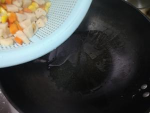 素炒三丁（莲藕，玉米，胡萝卜）的做法 步骤7