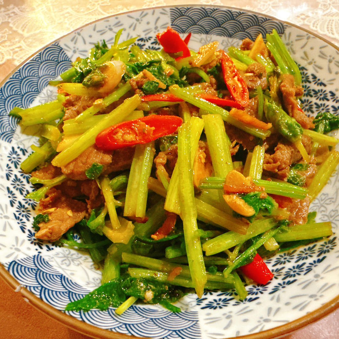 好吃到邻居敲门蹭饭的芹菜炒牛肉！