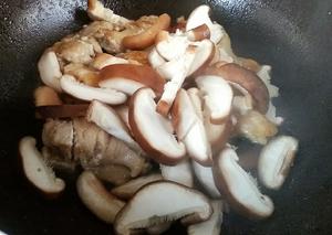 香菇炖鸡翅根（鸡腿肉也一样）的做法 步骤5