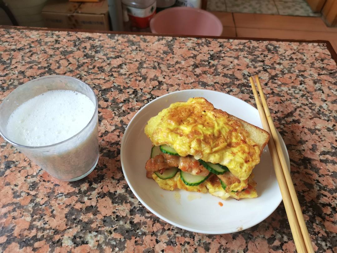 早餐丨爆浆牛油果培根蛋包吐司丨挂耳咖啡☕