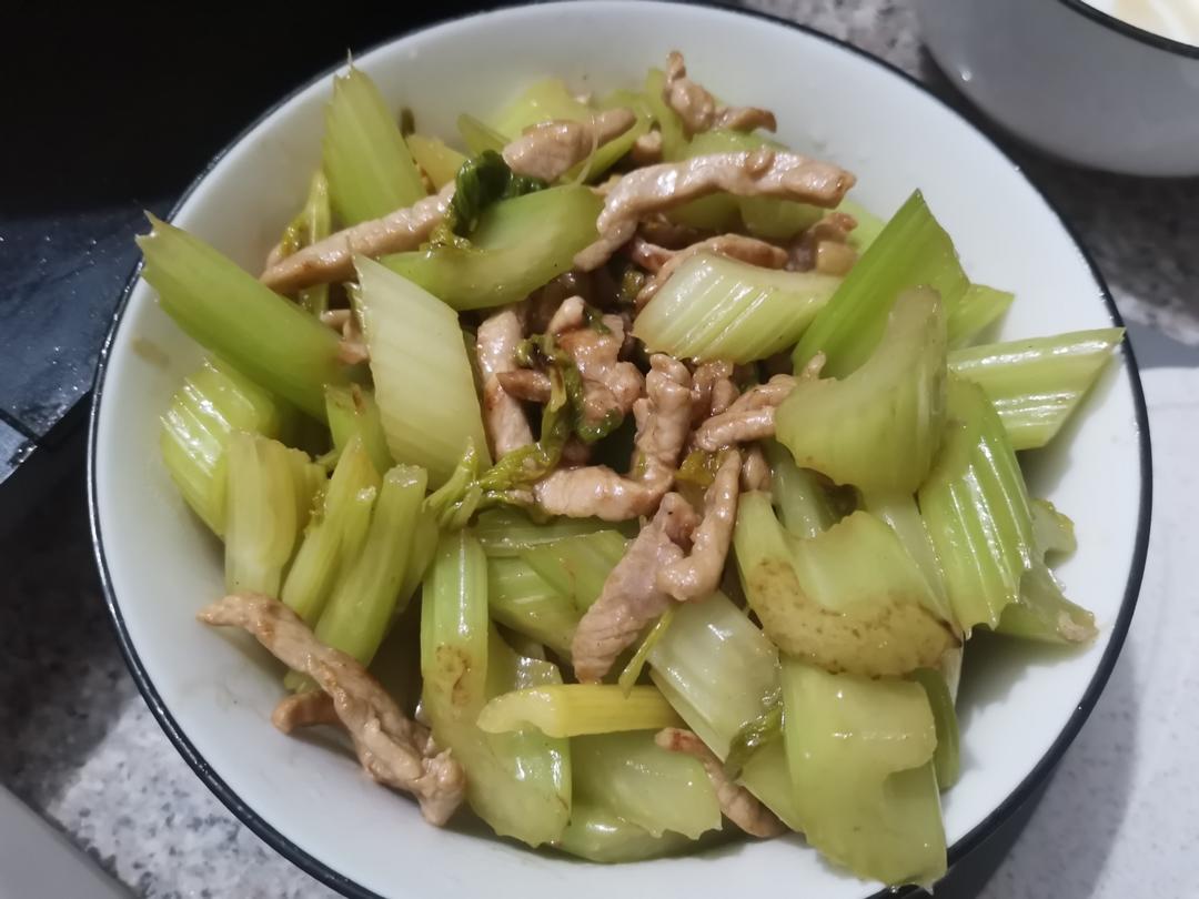 超级嫩的芹菜炒肉