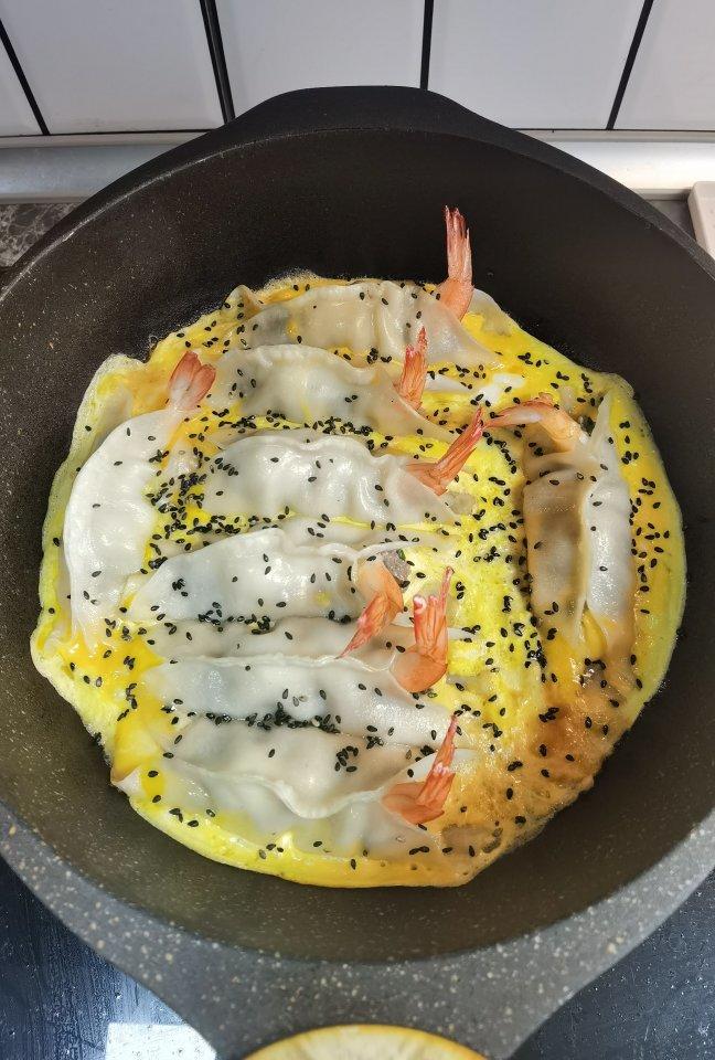抱蛋虾仁锅贴