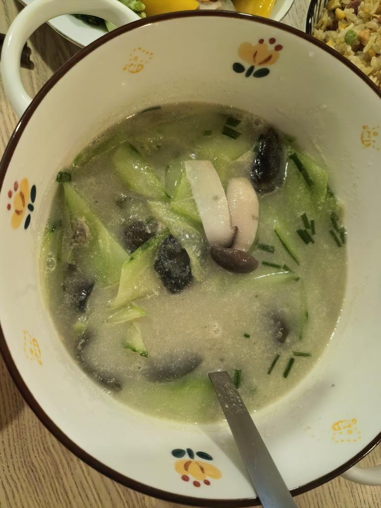 黄瓜皮蛋真是绝配，简单一做，汤鲜味美，这也是夏季餐桌必备汤菜
