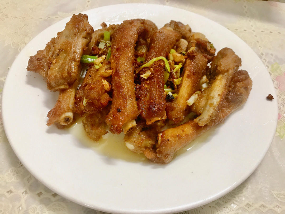 外焦里嫩的椒盐蒜香排骨
