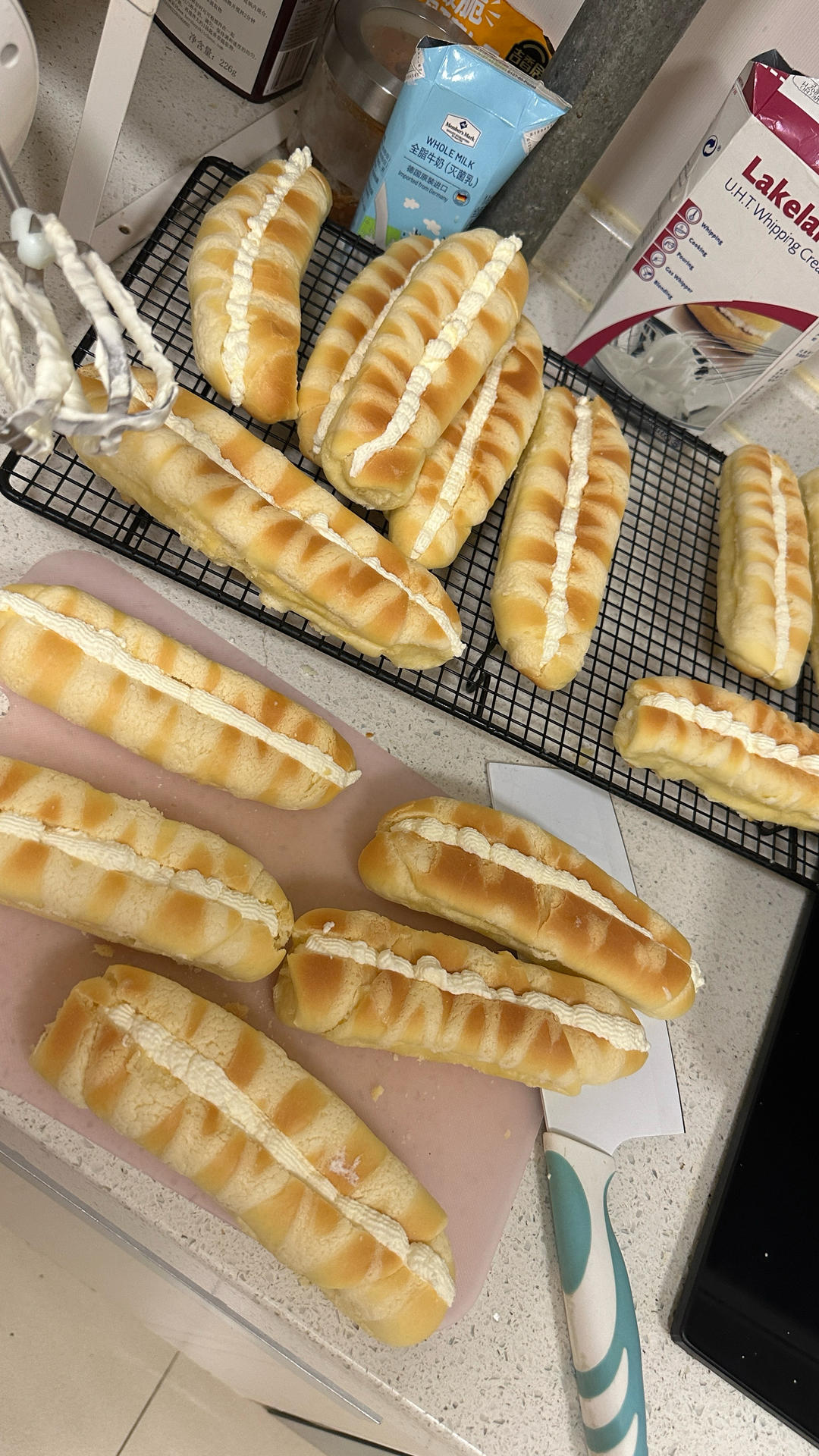 鲜奶油毛毛虫面包