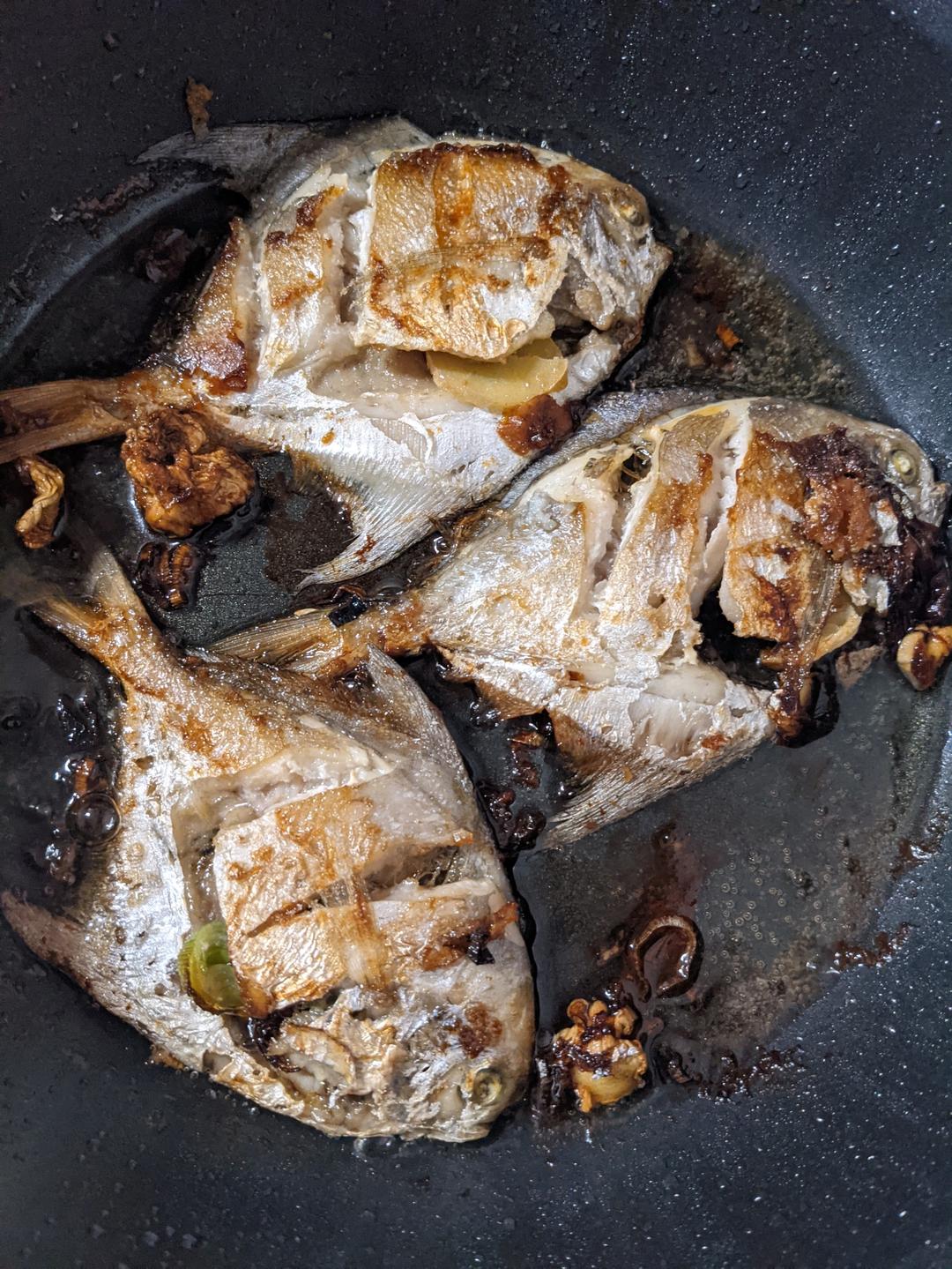 完美版干煎鲳鱼，皮不破、肉不碎、外香里嫩。