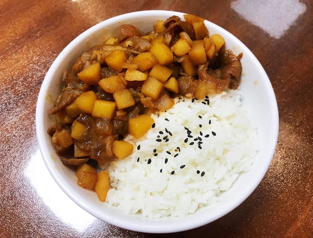 是茉莉麻麻呀做的好吃到舔碗底的土豆肥牛拌饭