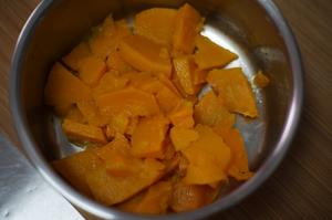 柔软香甜～南瓜黑糖核桃吐司、适合秋天的味道的做法 步骤1