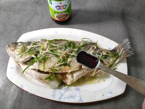 清蒸鲈鱼，肉质鲜嫩的做法 步骤7