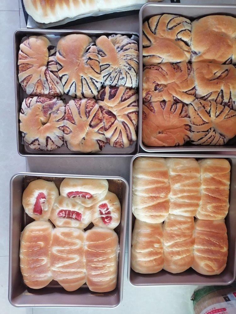 松软的毛毛虫面包