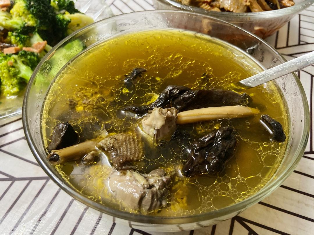 虎掌菌（獐子菌）炖鸡汤