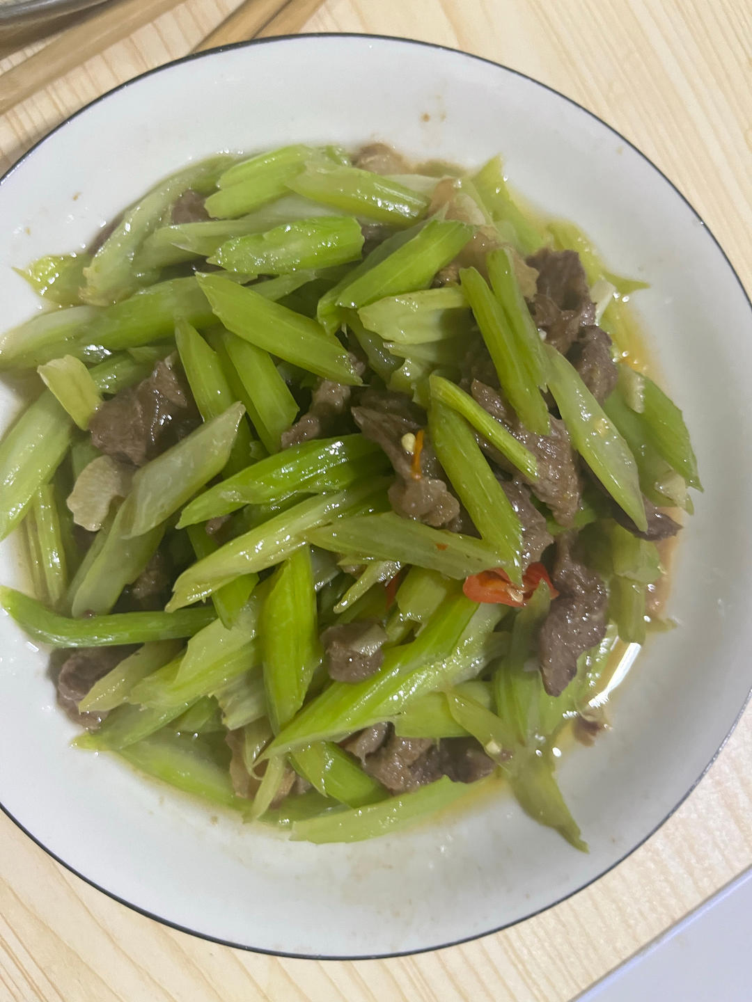 好吃到邻居敲门蹭饭的芹菜炒牛肉！