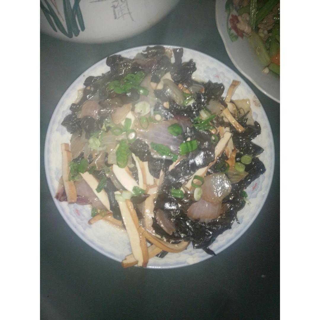 洋葱木耳炒腐竹
