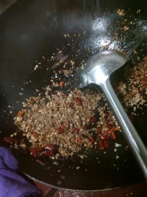肉末豆芽炒粉条的做法 步骤3