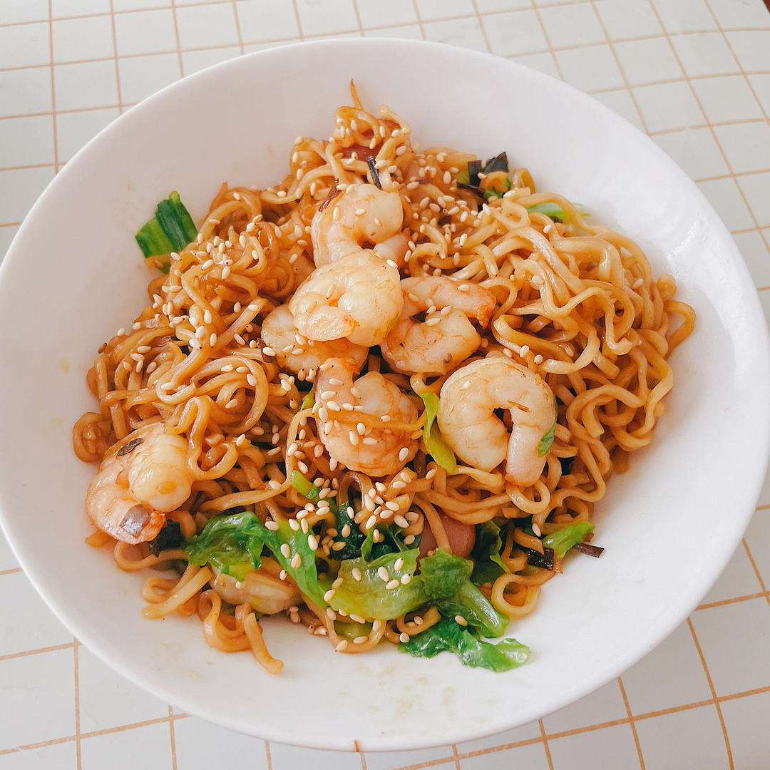 香到磕头的超简单虾仁葱油拌面！