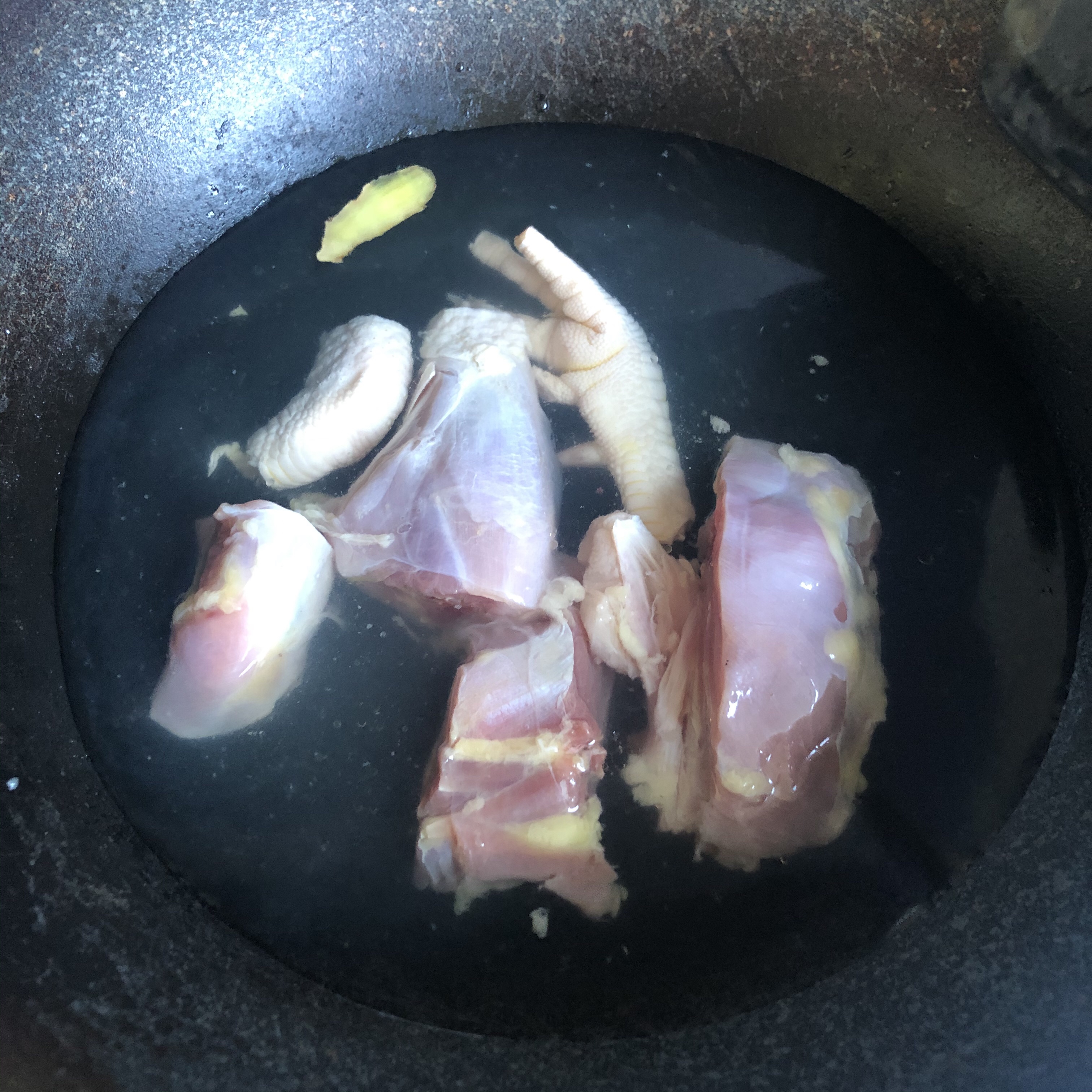 儿童春季健脾助长汤—海参羊肚菌鸡腿汤的做法 步骤3
