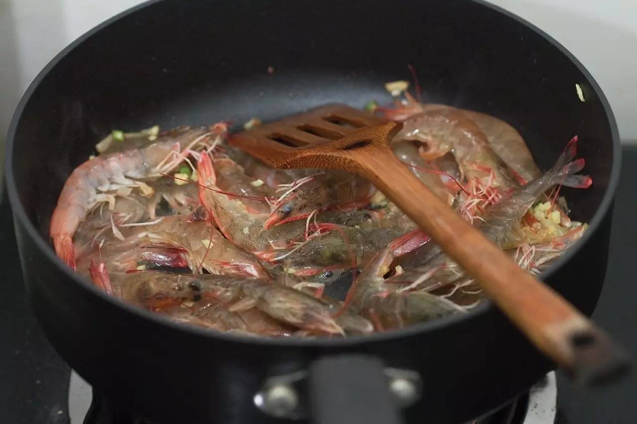 油焖沙茶虾的做法 步骤5