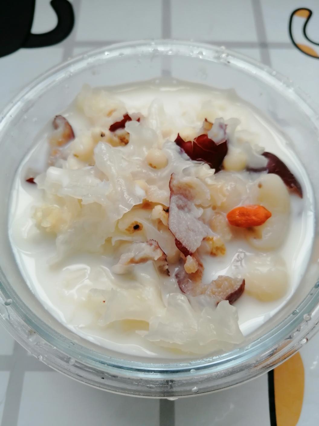银耳薏米桂圆红枣枸杞牛奶