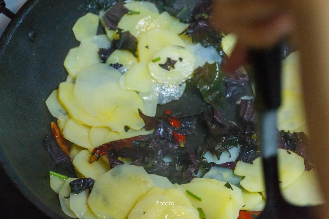 清炒紫苏土豆片，一道超级下饭的家常菜的做法 步骤7