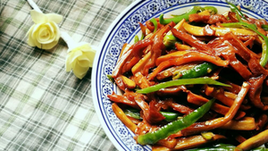 色亮香浓味爽，让你筷子停不下来的青椒双菌丝~圆满素食的做法 步骤7
