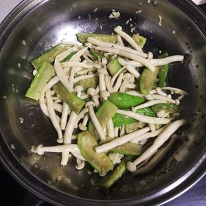 海鲜菇肉丝汤的做法 步骤16