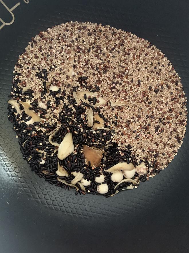 3秋冬养生粥品——藜麦黑米粥的做法